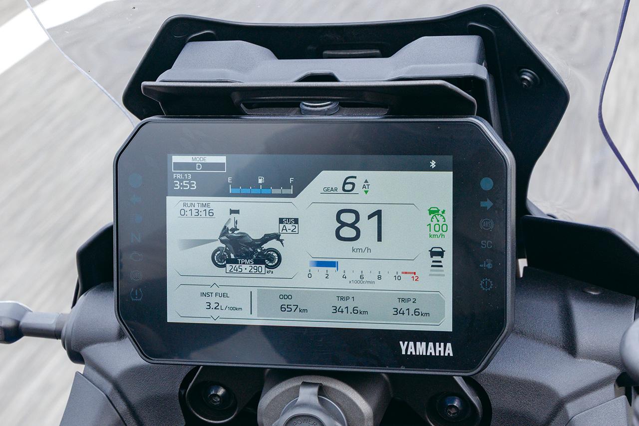画像: 7インチフルカラーTFTディスプレイの右側にアイコンでACCの機能（ON/OFF、スピード、車間距離）を表示。アイコンはモノクロでスタンバイ、アクティブになるとグリーンに変わる。