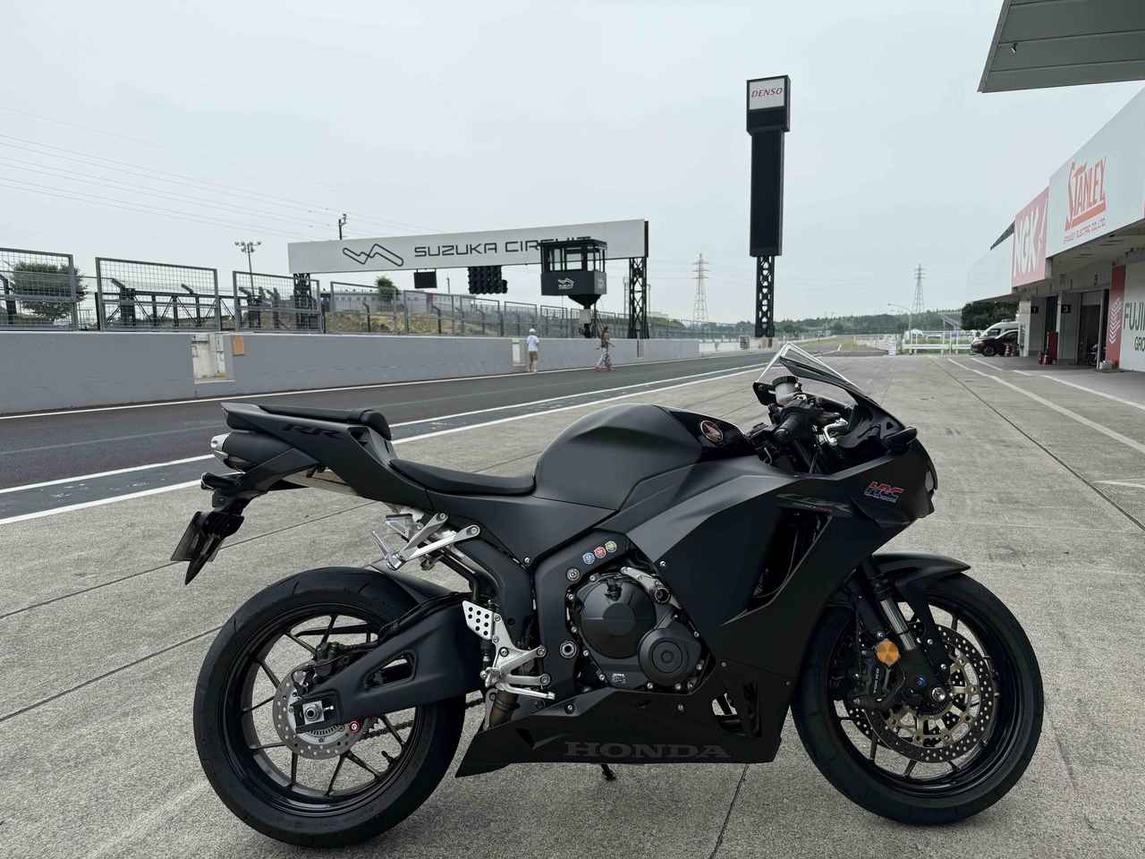 画像14: CBR600RRで鈴鹿サーキットを走る! バトラックスプロショップ走行会に参加しました【葉月美優のライディングレポート】