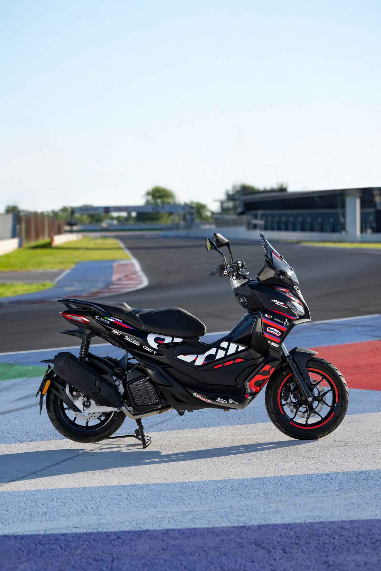 画像 : 8番目の画像 - 【写真23枚】アプリリア「SR GT 200 レプリカ」2025年モデル - webオートバイ