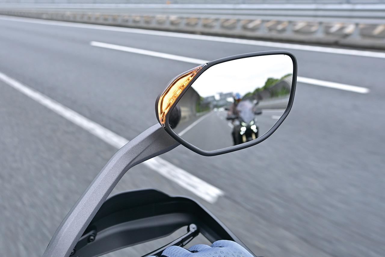 画像: 死角に車両が入った場合はバックミラー上部にあるランプが点灯。これはかなり目立つ。死角に車両がいることを警告し、さらに近付くと点滅する。クルマだけじゃなくバイクでもしっかり感知した。