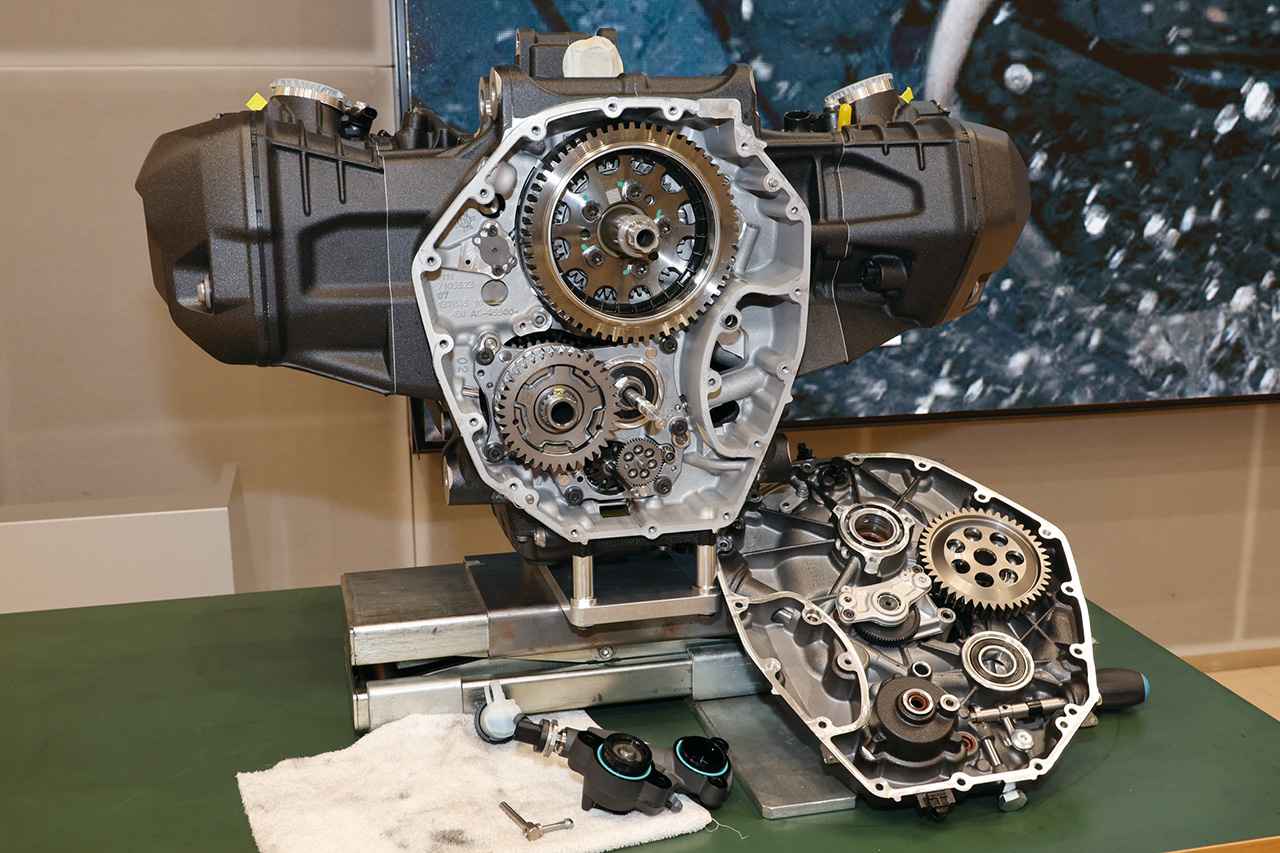 画像: こちらはR1300 GSアドベンチャーのエンジンを分解したところ。写真右下に見える、ケース内にまとめられたギア類などのメカがASAのシステムだ。