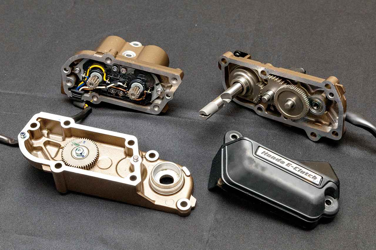 画像: 写真はCB650R/CBR650R用のEクラッチユニットの全パーツ。機構としてはクラッチレリーズをモーター2個で動かすだけなので、パーツ点数が少ないのが特徴。クラッチカバーの張り出しも最小限に抑えられている。
