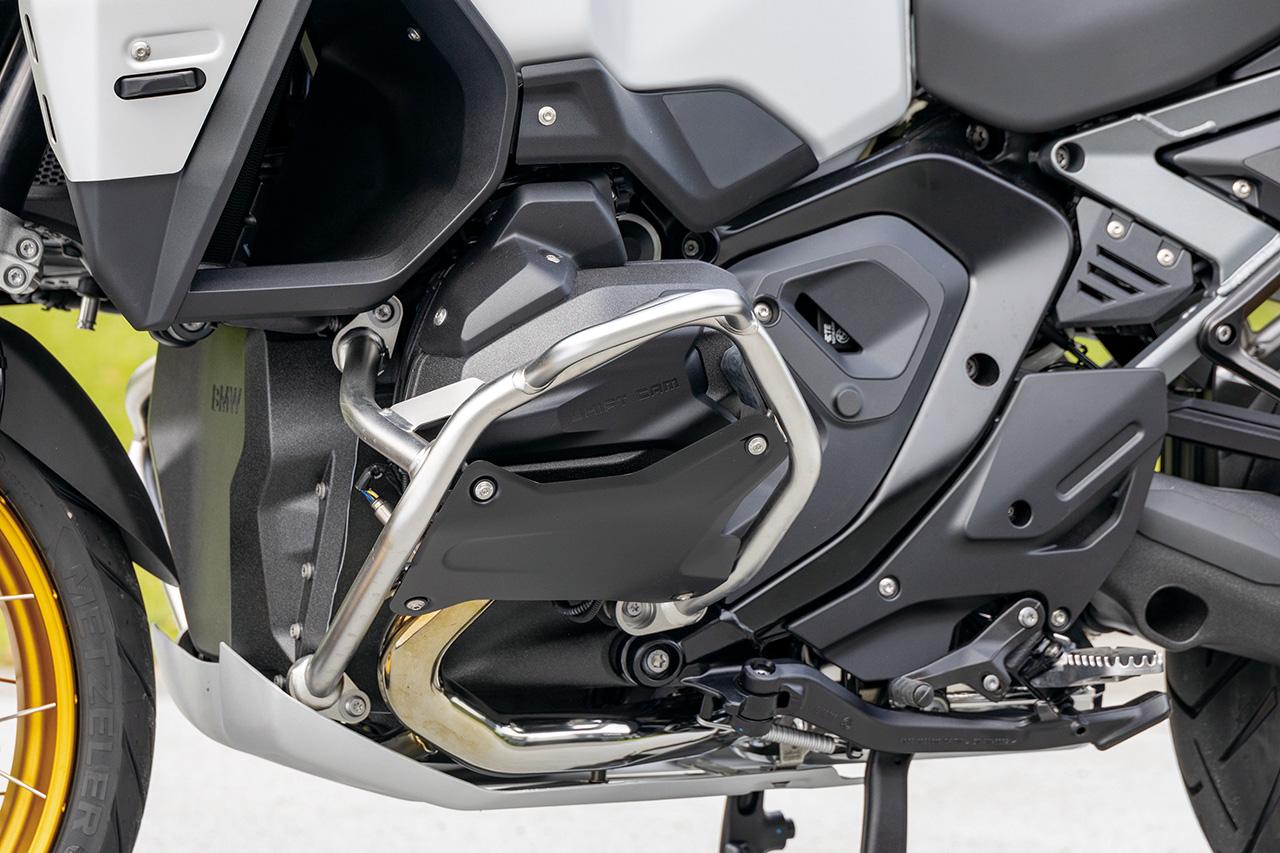 画像: MTモードの変速は左足のシフトペダルで行なう。従来のMT車に慣れたライダーには違和感なく操作できるのもポイントのひとつだ。