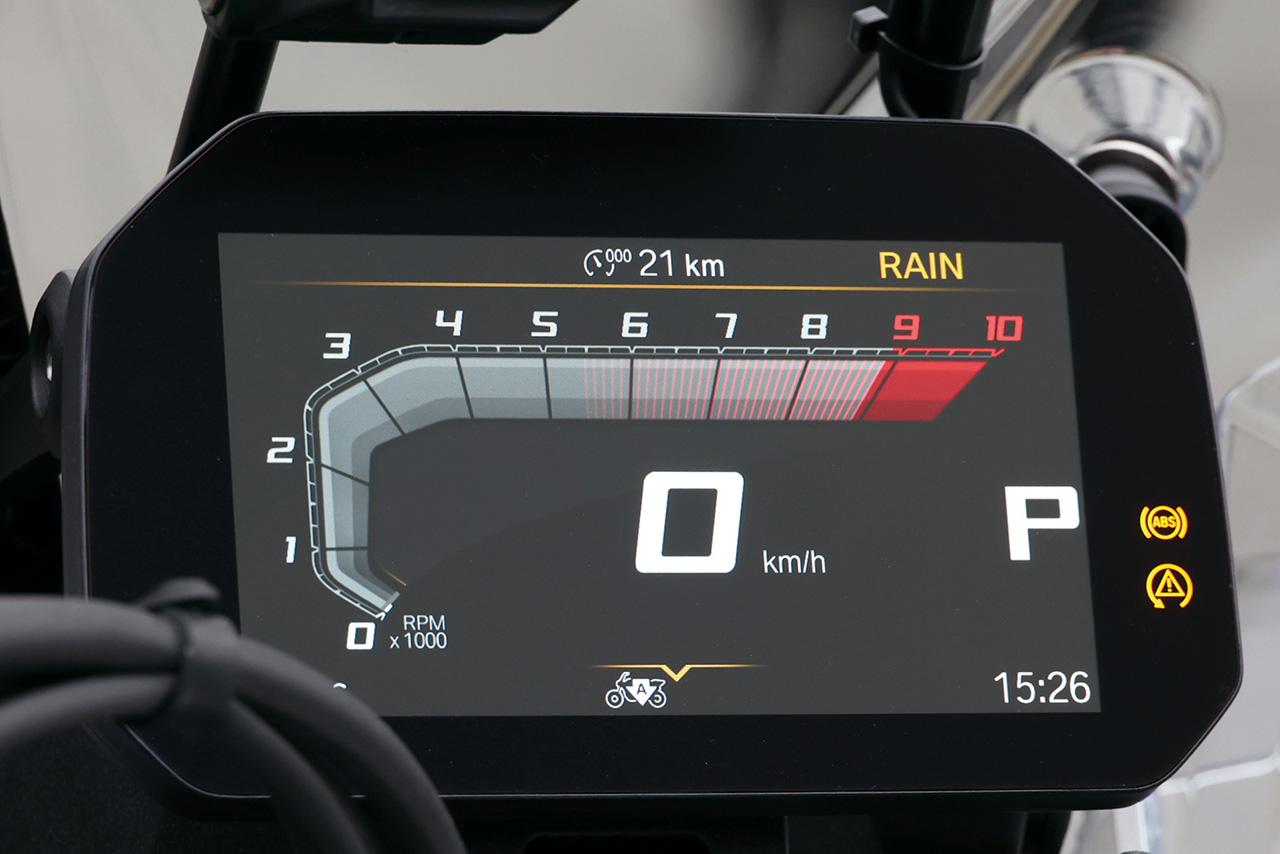 画像: 停車時にギアをロックしてくれるパーキングモードを装備。エンジンを始動すれば自動的に解除になるので煩わしさを感じることもない。