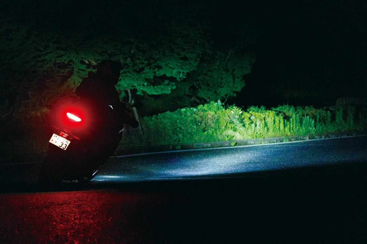 画像: 光が必要な方向以外に広がっていないので、対向車とすれ違うときに慌てて切り替える必要がないのも良い。