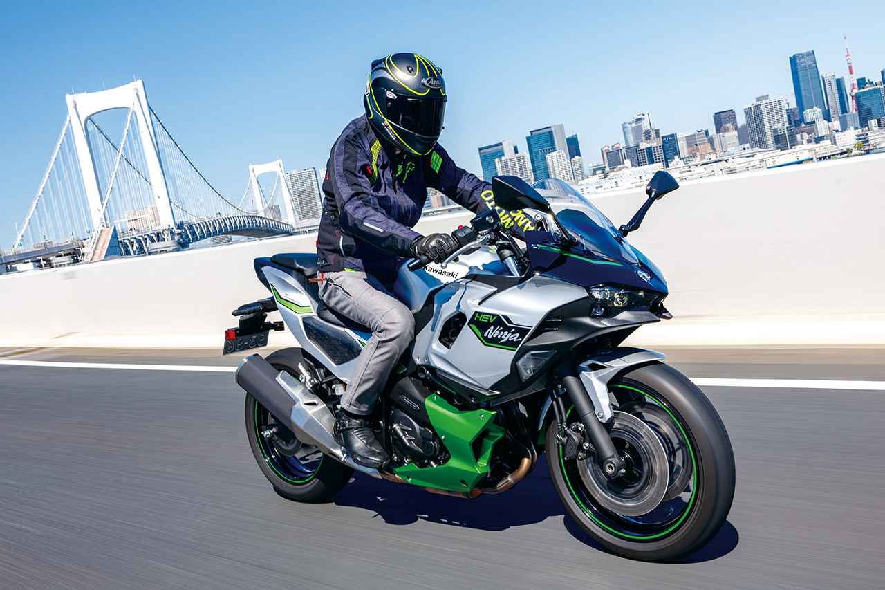画像: 市販二輪車初のストロングハイブリッドでEVとしても走行できるほか、スポーツモードで「eブースト」を使用すれば大型車に迫る加速も発揮する。