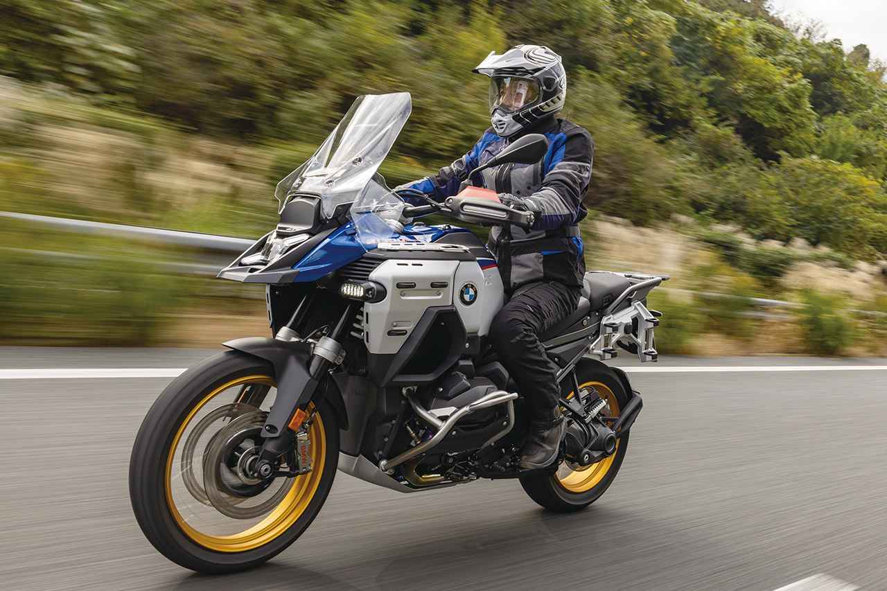 画像: R1300シリーズのフラットツインは低速トルクが豊かで、早めのシフトアップでもギクシャクしにくいため、ASAとの相性もいい。今後のラインアップもR 1300シリーズを中心に拡大していく予定。ちなみにGSアドベンチャーの場合、MT車との価格差は9万7000円だ。