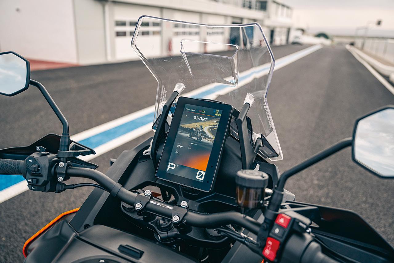 画像: 8インチの縦型カラーTFTメーターには走行モードも表示。停車時にはパーキングモードが使用可能。坂道などの停車の際に不用意な転倒が起きないよう、ギアを機械的にロックする。