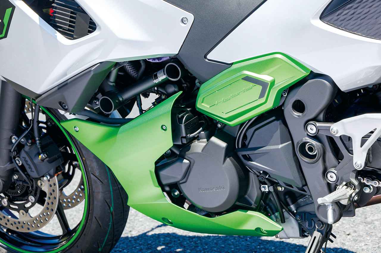 画像: パワーユニットのベースはニンジャ500用の451ccパラレルツインで、トランスミッションは6速リターン。これを電子制御でAT化している。