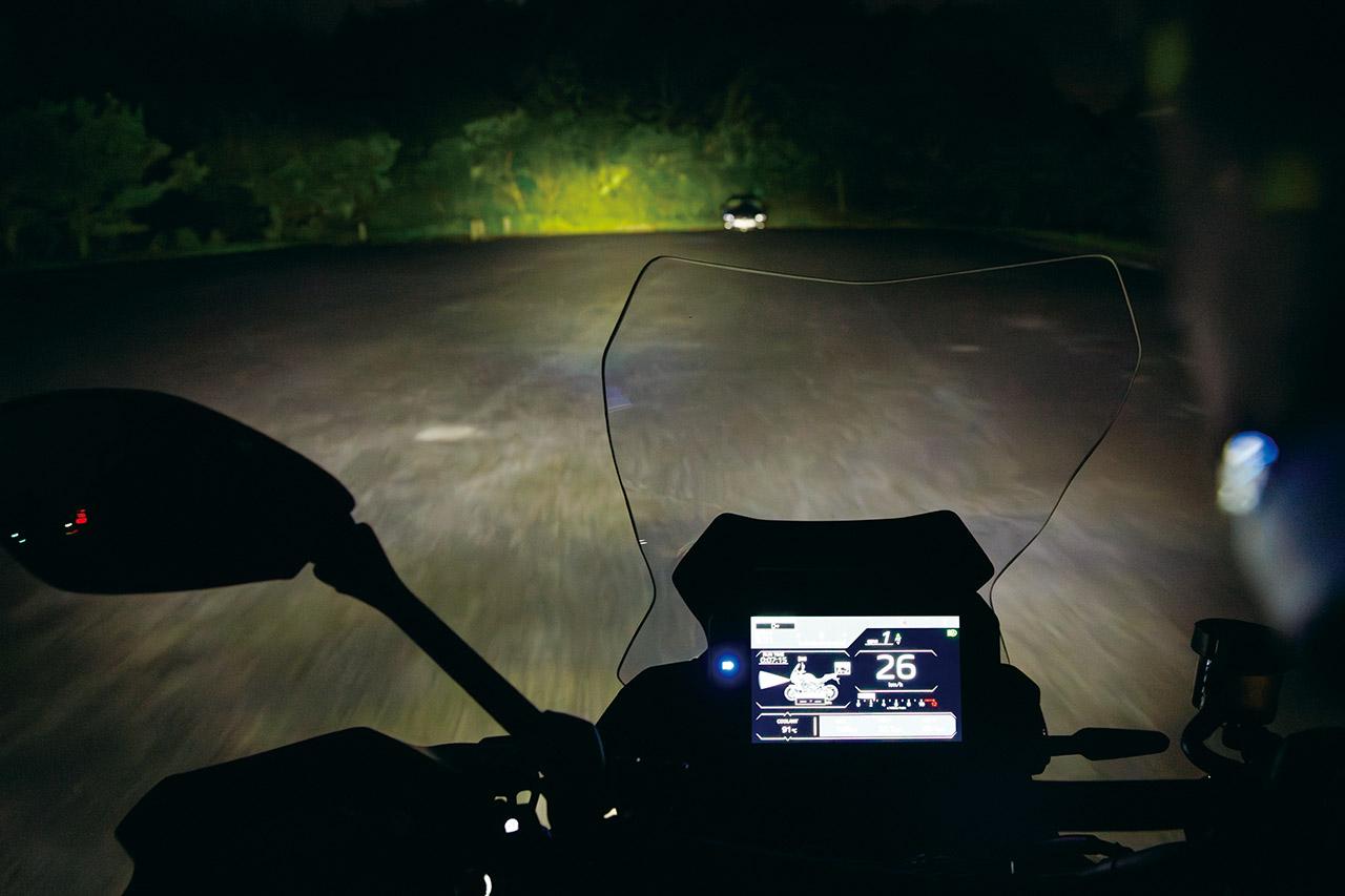 画像1: 対向車のライトを検知すると、瞬時にハイビームからロービームへ切り替わる