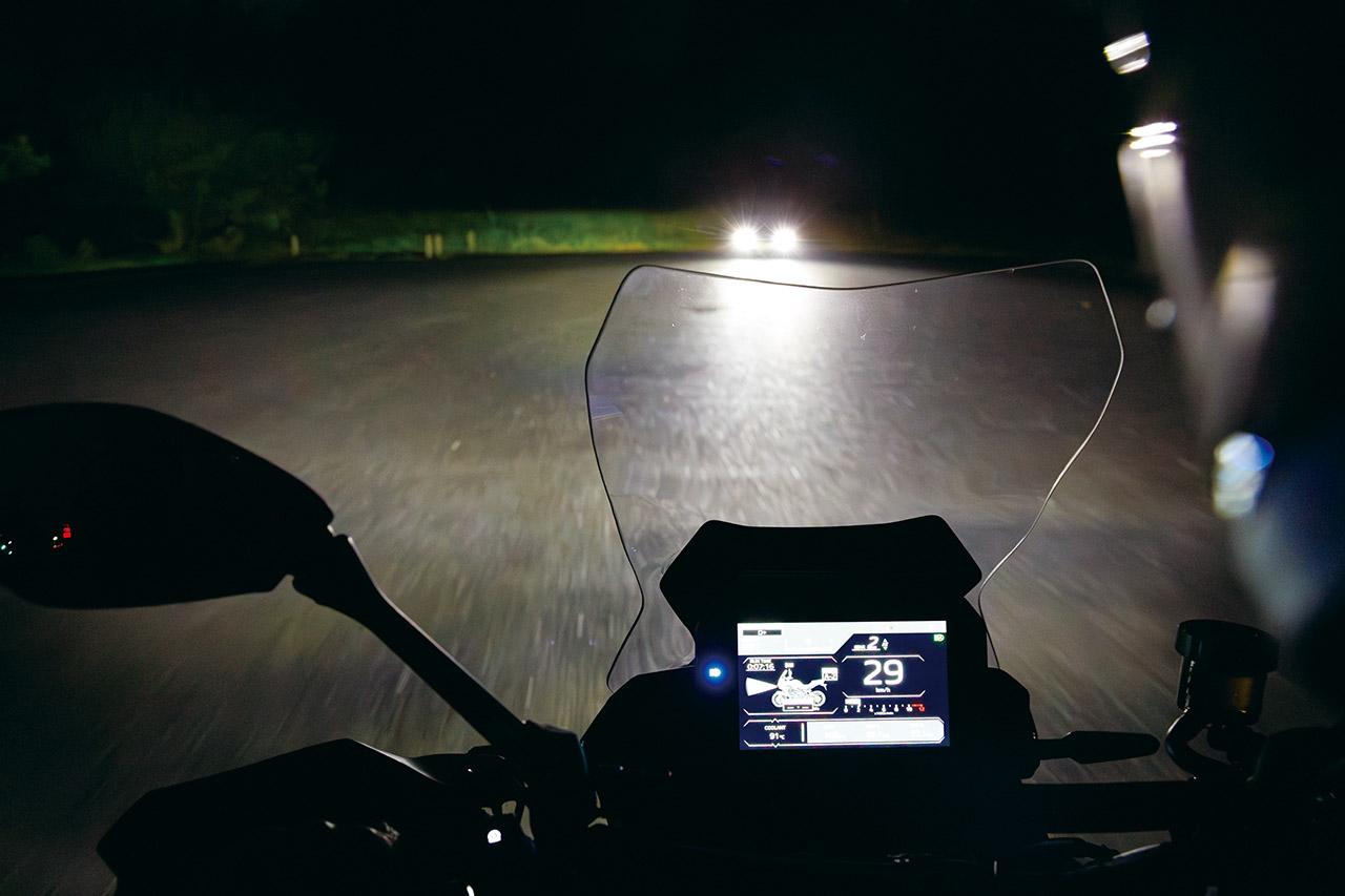 画像3: 対向車のライトを検知すると、瞬時にハイビームからロービームへ切り替わる