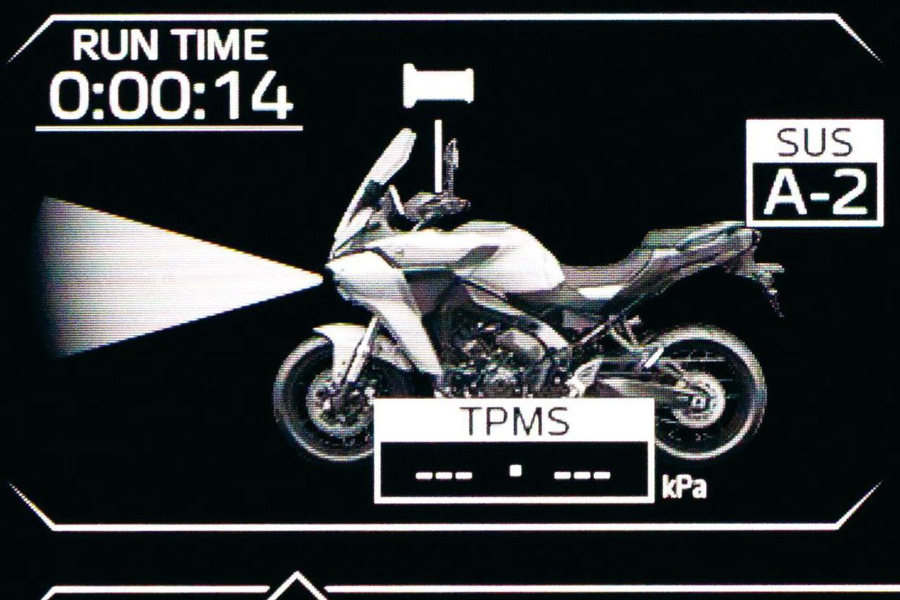 画像1: 新採用の7インチフルカラーTFTディスプレイには、グラフィックでヘッドライトの状況が表示されるモードがある。アダプティブハイビーム機能がONになると上の写真のように右上にAマークが表示。