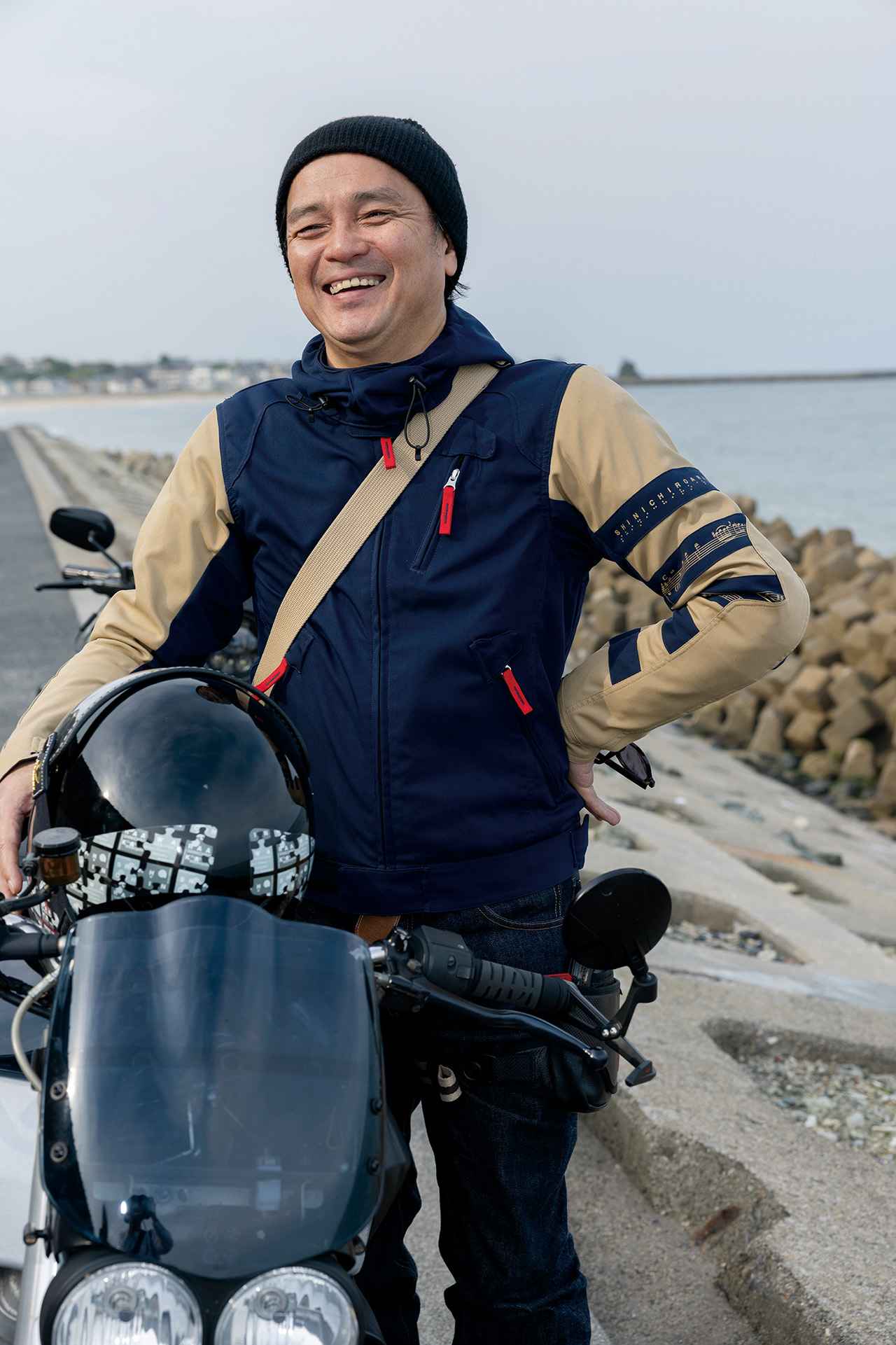 画像: 今回のゲスト 荒川眞一郎(あらかわしんいちろう)さん 1966年群馬県生まれ。1992年にパリのスタジオ・ベルソーを卒業。1993年、自身のブランド「シンイチロウ アラカワ(SHINICHIRO ARAKAWA)」を立ち上げ、パリコレクションに初参加。1995年には東京でもコレクションを発表。バイク好きで知られ、2007年からモーターサイクルウエアのラインをスタートした。現在は銀座にショップ「GINZA 6A」(予約制)、軽井沢に「Canarino SHINICHIRO ARAKAWA」(営業日は公式HPで要確認)を構える。 ▶▶▶荒川眞一郎さんの 「X」 、 インスタグラム 、 オフィシャルHP
