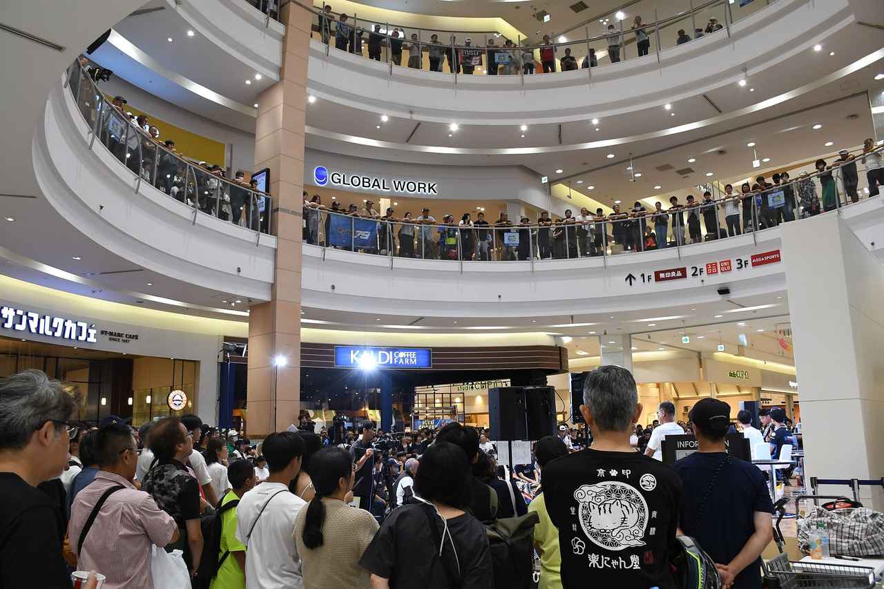 画像: イオンモールのイベントスペース、2階～３階にもビッシリ。非公式ですがお客さん、約500人だって！