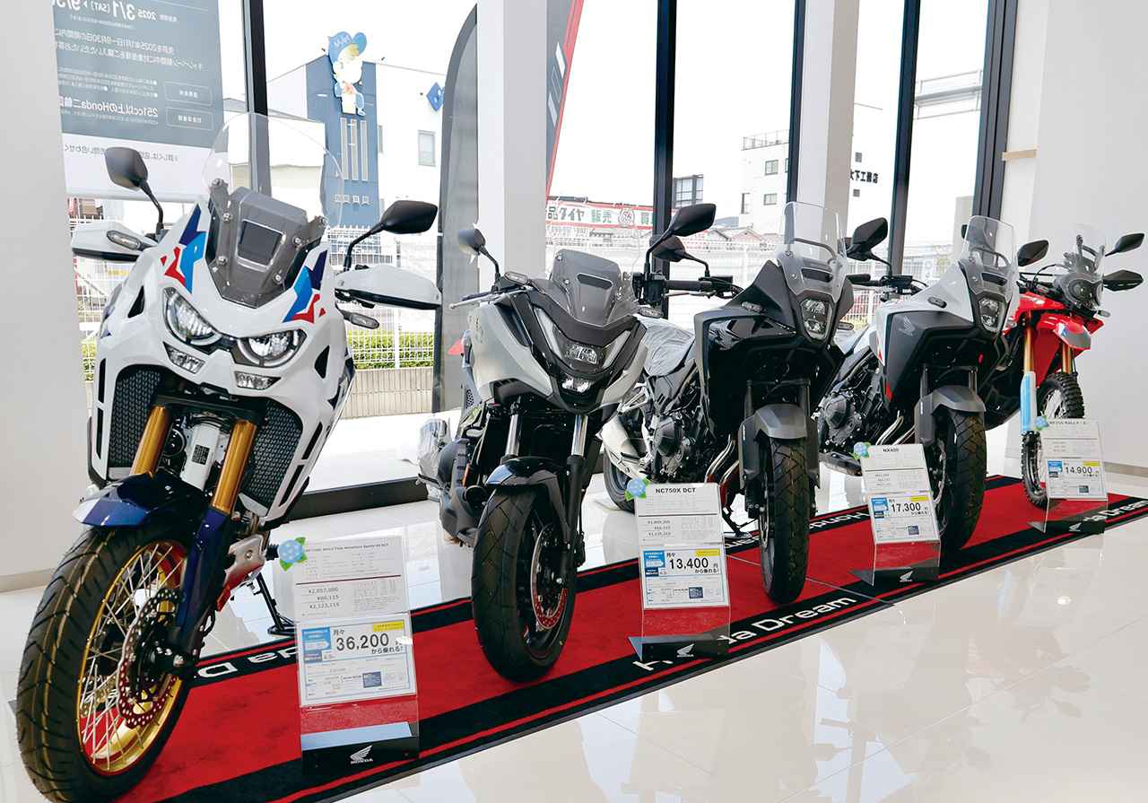 画像: 店舗で実際に見ることができる車両が充実しているHonda Dream 岸和田。「直接、気になっている車両を見てもらうことがお客様にとって最良だと考えていますので、なるべくカラーバリエーションも揃えるようにしています」(香川店長)
