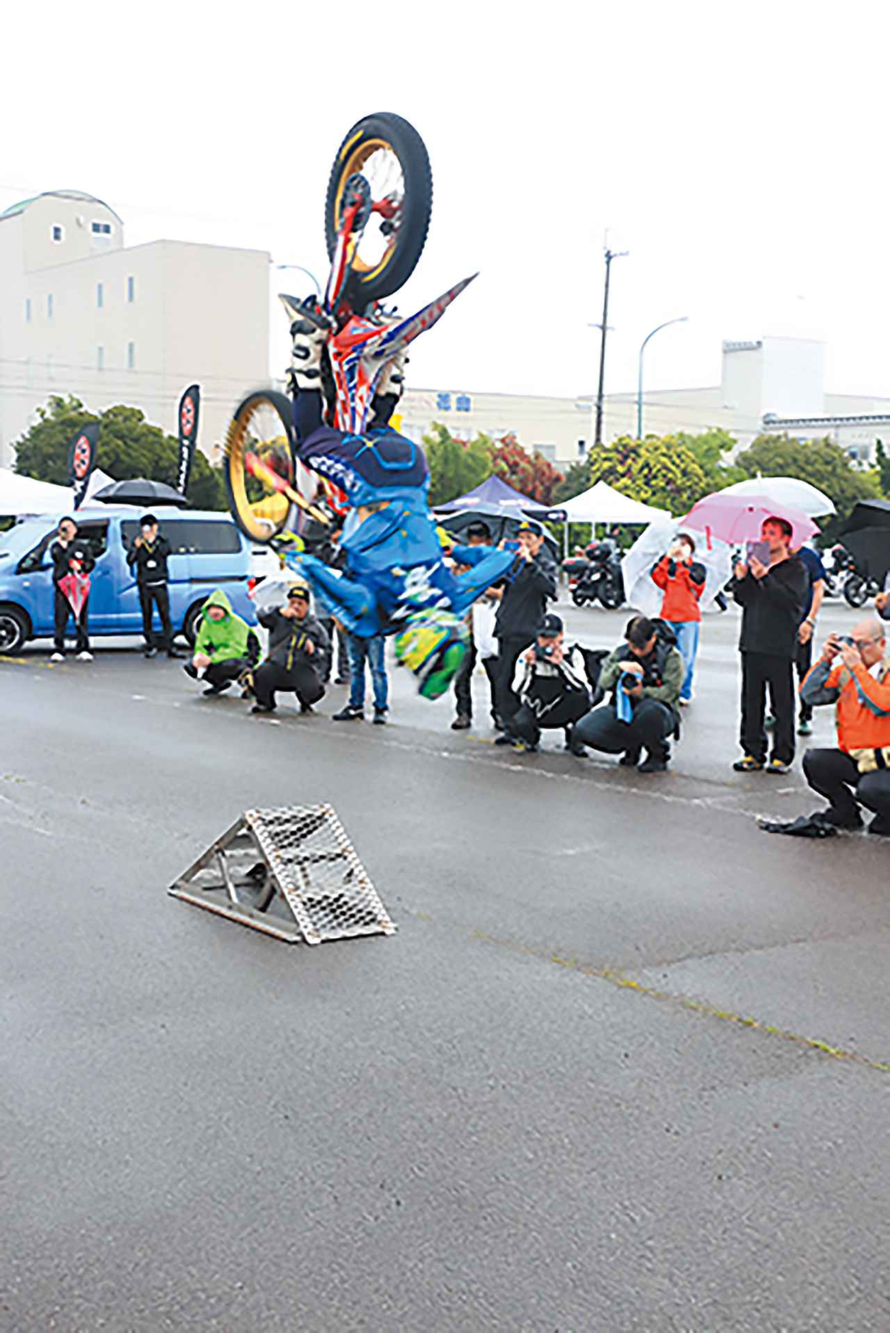 画像2: トライアルライダー＆オートレーサーのYOSSYこと野本選手による大迫力のトライアルショーを開催。前を通り過ぎだ風を感じれるぐらいの近距離で大迫力のパフォーマンスを披露してくれた。