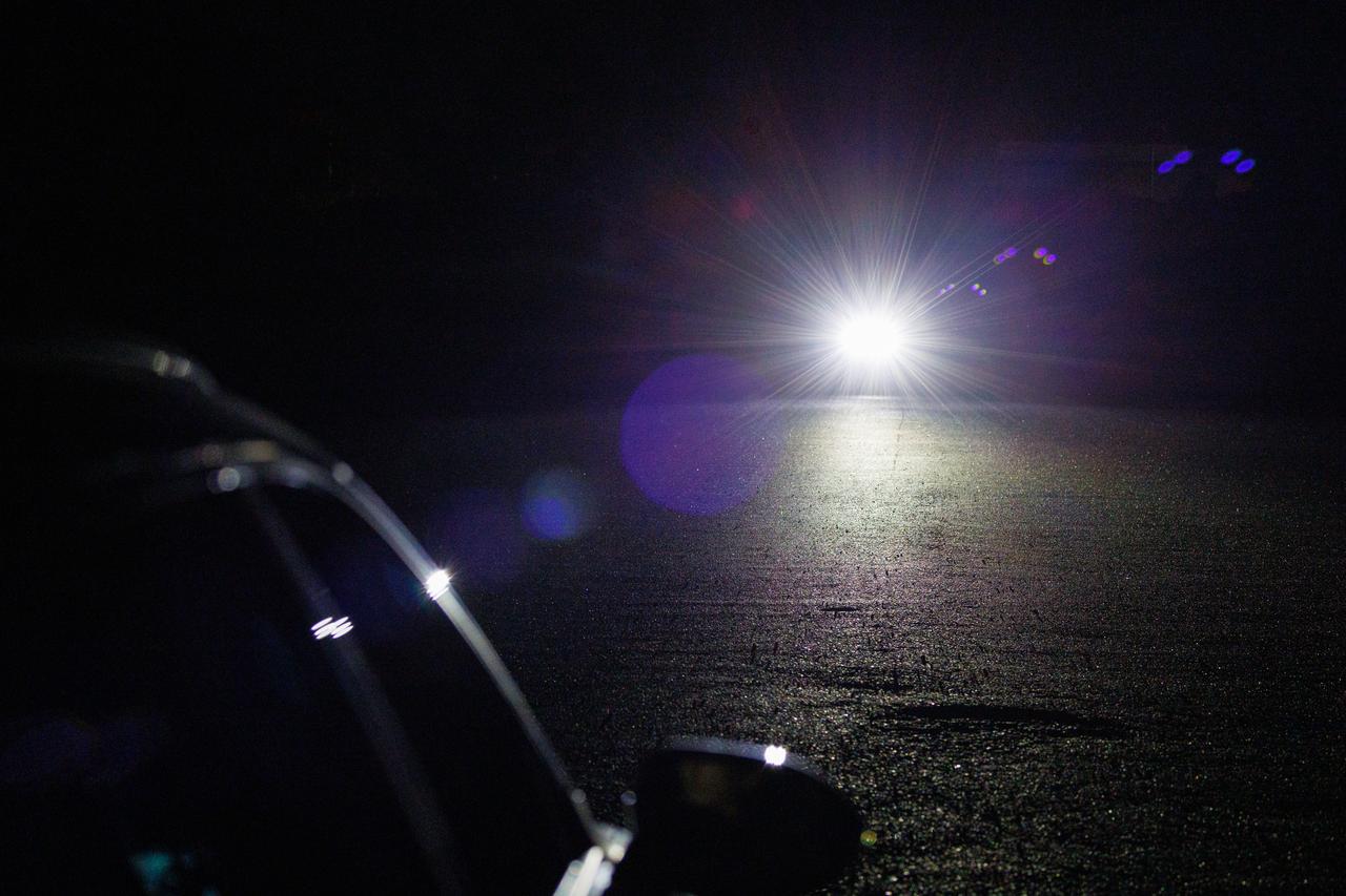 画像2: 対向車のライトを検知すると、瞬時にハイビームからロービームへ切り替わる