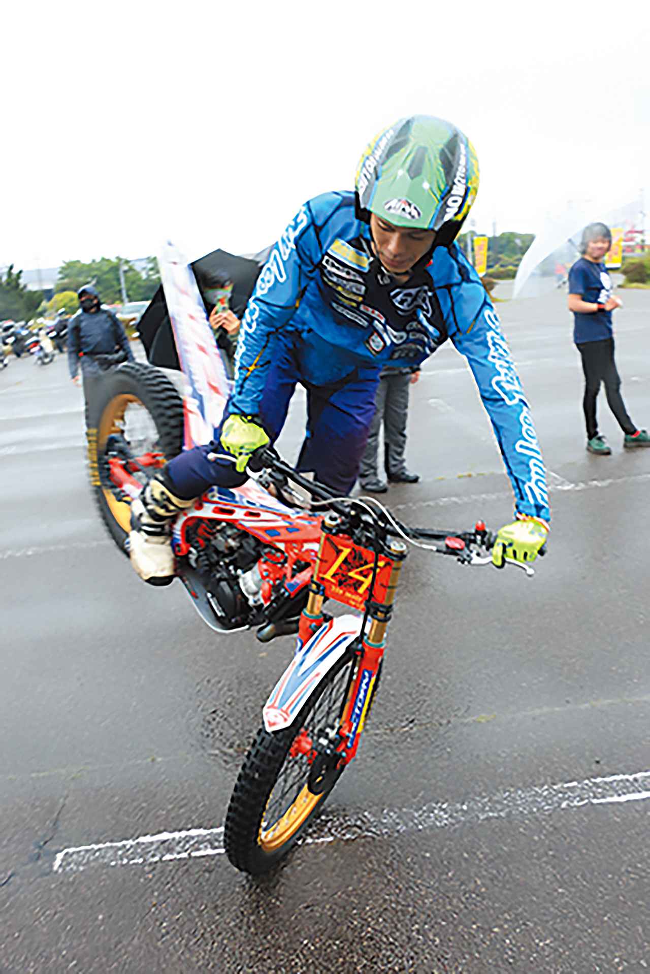 画像3: トライアルライダー＆オートレーサーのYOSSYこと野本選手による大迫力のトライアルショーを開催。前を通り過ぎだ風を感じれるぐらいの近距離で大迫力のパフォーマンスを披露してくれた。