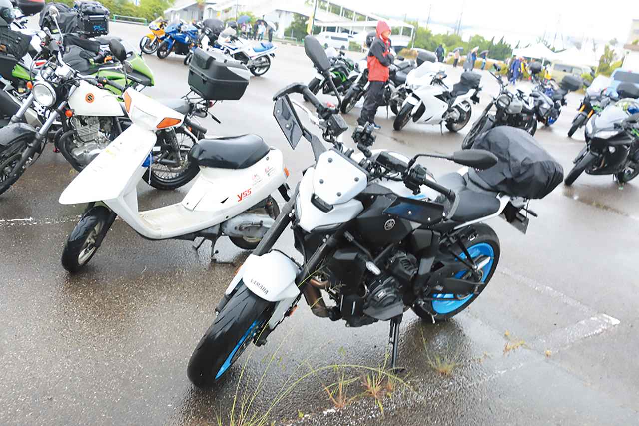 画像2: 早朝は降っていなかった雨だが、イベント開始時にポツポツと降りはじめ、開催中も降ったり、止んだりしたが、大阪や兵庫の近県から神奈川などから雨にも負けず来場！