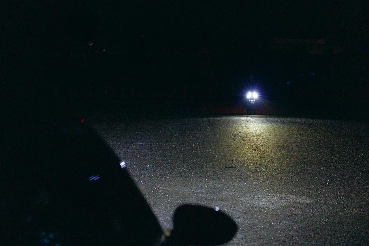 画像4: 対向車のライトを検知すると、瞬時にハイビームからロービームへ切り替わる