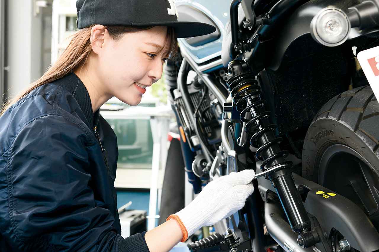 画像: プリロードは荷物積載の有無などで調整を行う。スポーツバイクは工具不要でダイヤル調整できるプリロードアジャスターを装備していることもあるが、多くの場合、フックレンチが必要となる。