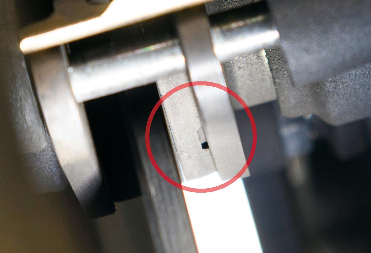 画像: フロントパッド:CL250のフロントパッドの側面(上写真の赤丸部)には摩耗限度を表す凹みが設けられていた。