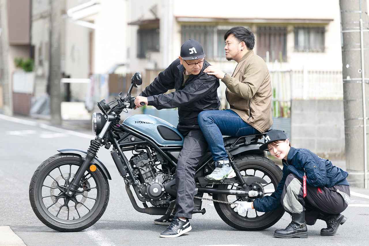 画像: リアショックが縮むとチェーンが張る車種も多いので、タンデム状態でたるみを確認しておくとなお安心。チェーンの張りすぎでリアショックの動きが悪くなることもある。