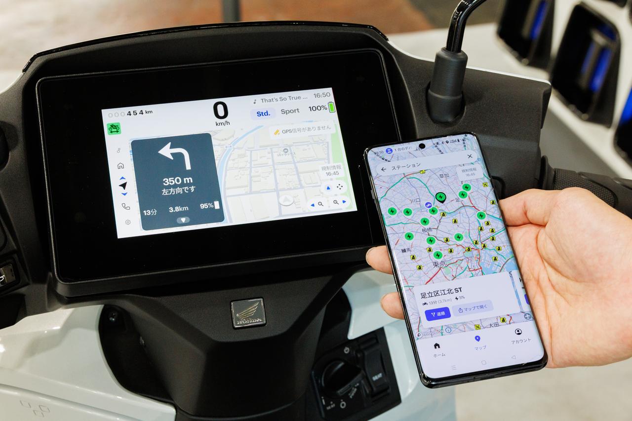 画像: 「Honda RoadSync Duo」はブルートゥースでスマホと連携し、通話やターンバイターン式のナビゲーションを利用可能。全国の「ガチャコ」ステーションも一発検索可能だ。