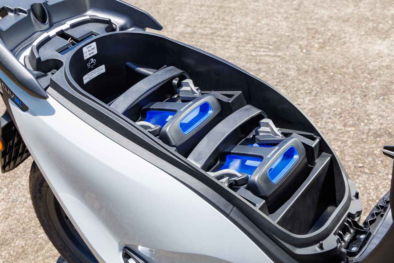 画像: シート下にホンダモバイルパワーパックe：を2個搭載。専用のチャージャーを使えばゼロからの満充電も6時間で完了する。