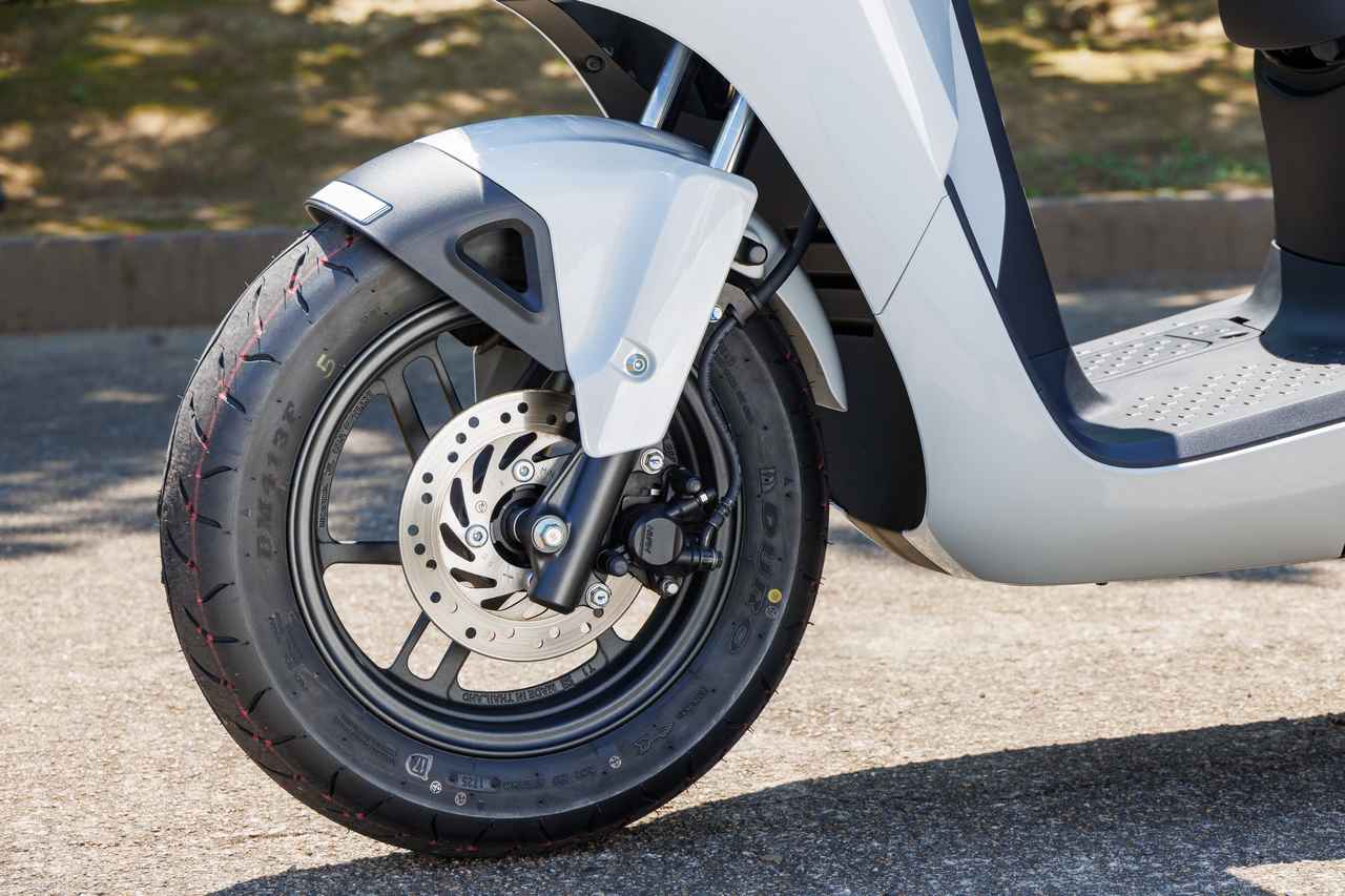 画像: フロントは12インチホイールにディスクブレーキを採用。前後連動のコンビブレーキも標準装備する。タイヤはDURO製を履く。