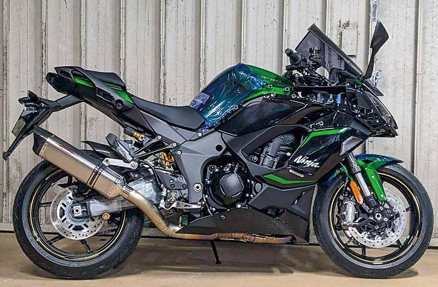 画像: ▲ステップなど発売済みのNinja1100SX/SE向け製品は現在、マフラー開発のまっただ中。同社定番品を順次揃えていくという。
