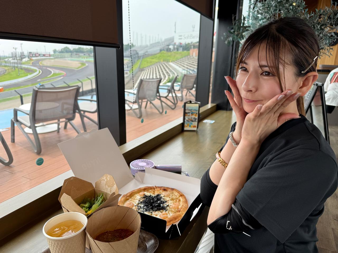 画像9: お昼は気になっていたカフェに突撃!