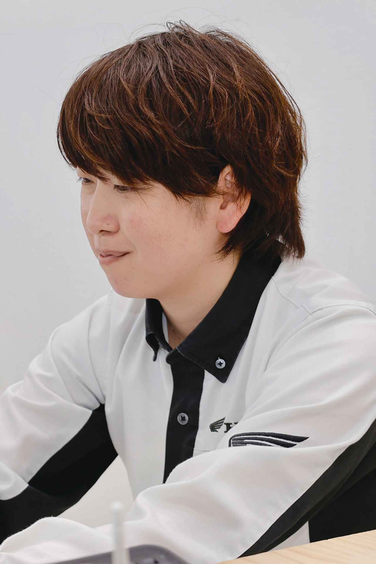 画像: カスタマーアテンダント主任 澤野さん 「Honda Dream 岸和田がオープンすることになり、初めて二輪に携わる仕事に就きました。二輪免許は取得していませんが、事務業務のサポートをするなかで、二輪の魅力をお客様からも教えていただいています」
