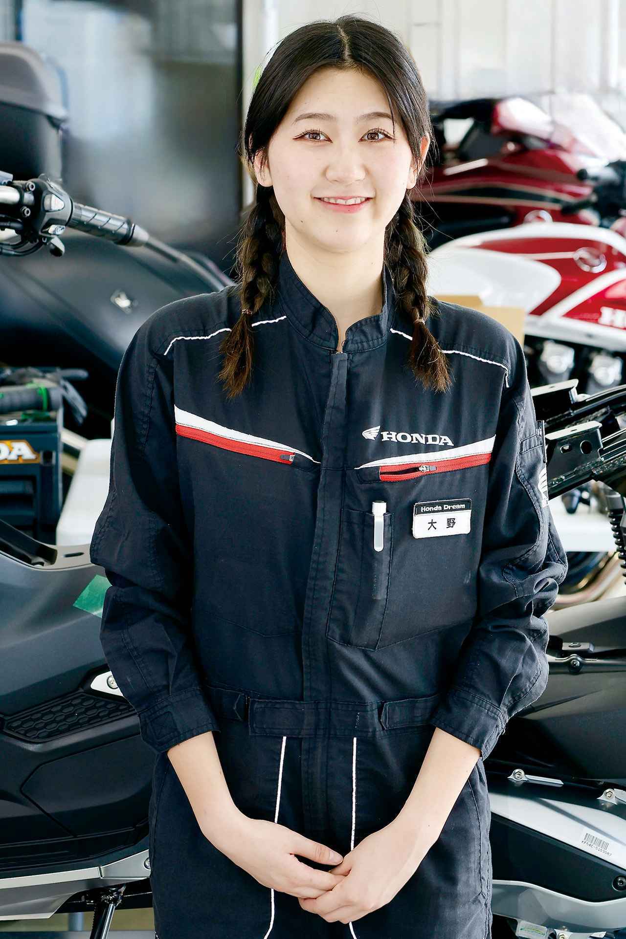 画像: サービススタッフ 大野さん オートバイのメカニックになりたいという夢を叶えたサービススタッフの大野さん。「いつも先輩に色々と教えてもらいながら、日々、お客様のオートバイに囲まれて仕事ができることを喜びに感じています」