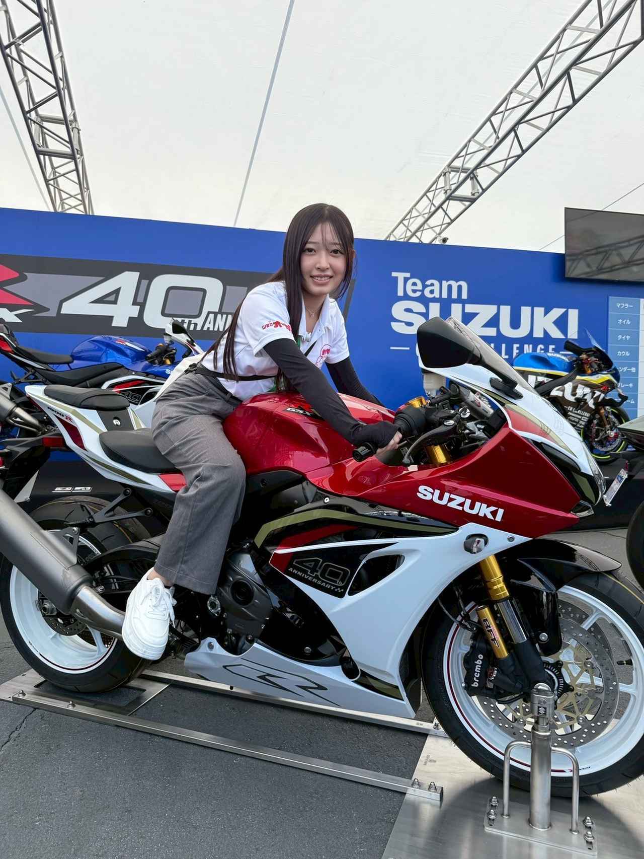 画像: 復活を果たした 「GSX-R1000R」 が本会場で初公開! こはるんがさっそく跨がってみました。やっぱりデカい!
