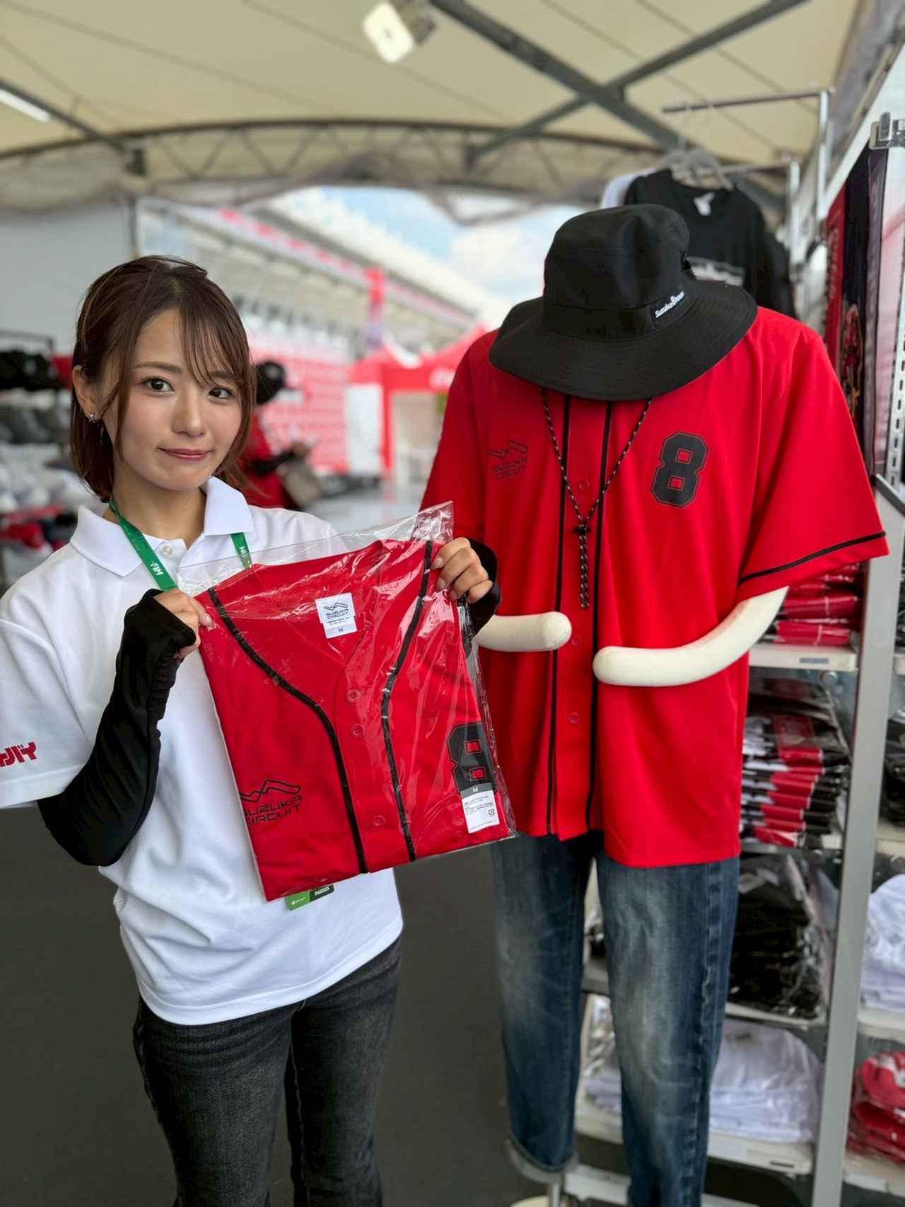 画像: 会場偵察に出かけるや否や、さっそくお買い物をしていたなっちゃん。購入したのは「ベースボールシャツ」。鈴鹿8耐公式アイテムです!
