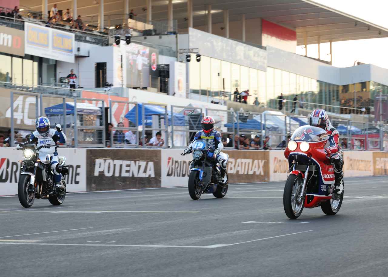 画像1: 特別なCB3台による夢のランデブー走行!