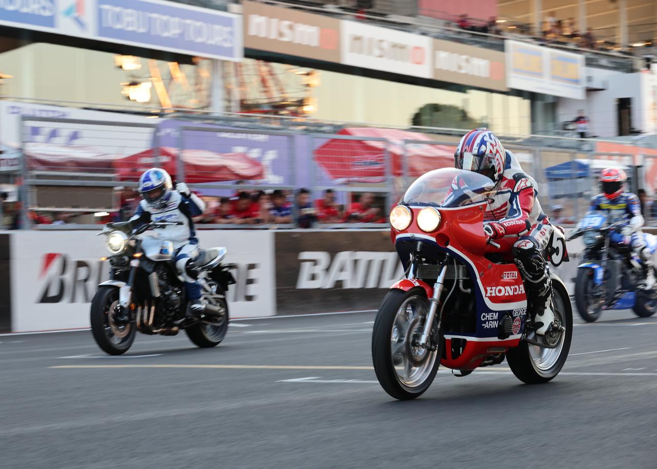 画像5: 特別なCB3台による夢のランデブー走行!