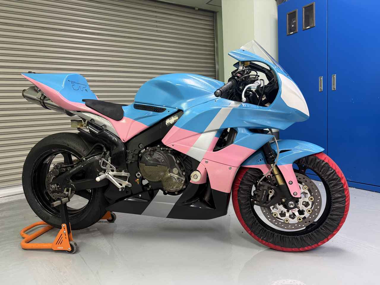 画像: そして、ついにCBR600RRの外装が完成しましたー!! 超絶、可愛くて唯一無二のマシンに仕上がりました(きっとまだ派手になっていくと思いますが……)。