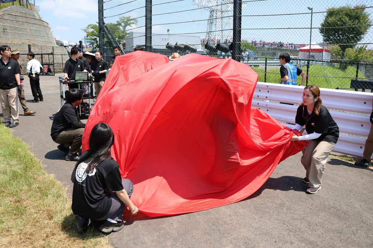画像1: 【世界初走行!!】ホンダコライドンが鈴鹿8耐に降臨! 軽やかに鈴鹿サーキットをデモラン!
