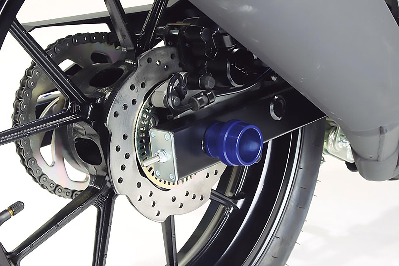 画像: 万が一の転倒時に車体のダメージを軽減してくれるリアアクスルスライダー(SHORT 税込3850円/LONG 税込4400円)。カラーも青、赤、銀、金、黒、ガンメタがラインアップ。写真はロングタイプ。