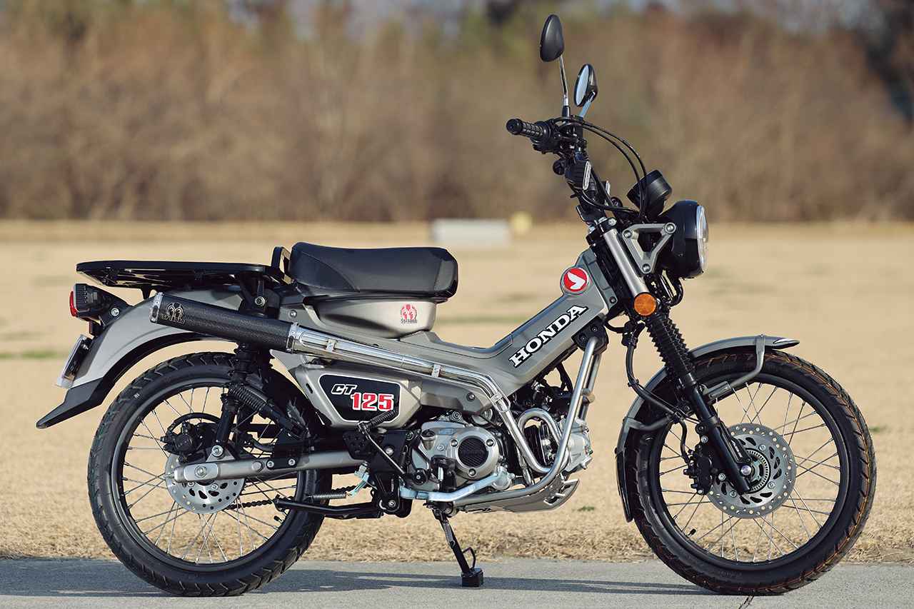 画像: SP TADAO PURESPORTカーボン（税込8万3600円）※2023〜ホンダ「 CT125 ハンターカブ」（8BJ-JA65）用。純正と同じアップタイプながら、エキパイ部でトグロを巻くことで高速域で気持ちイー！ 性能を発揮。美しい見た目のチタンブルー（9万8890円）もリリース中。