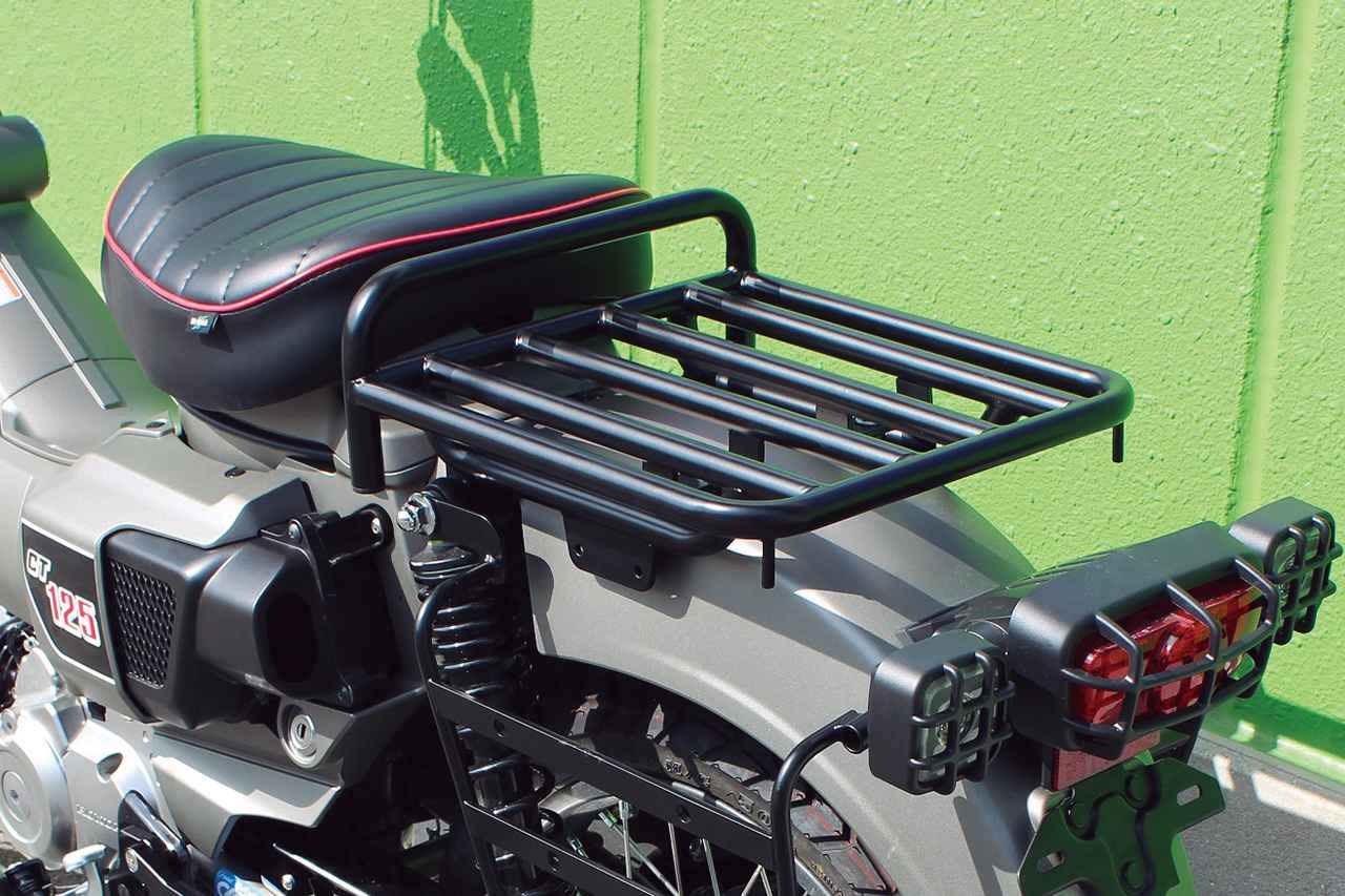 画像: 純正よりも小型で軽量化も両立するリアキャリア(税込7480円)。縦に6本のパイプを配置することで使いやすく、フックもあって利便性も高い。