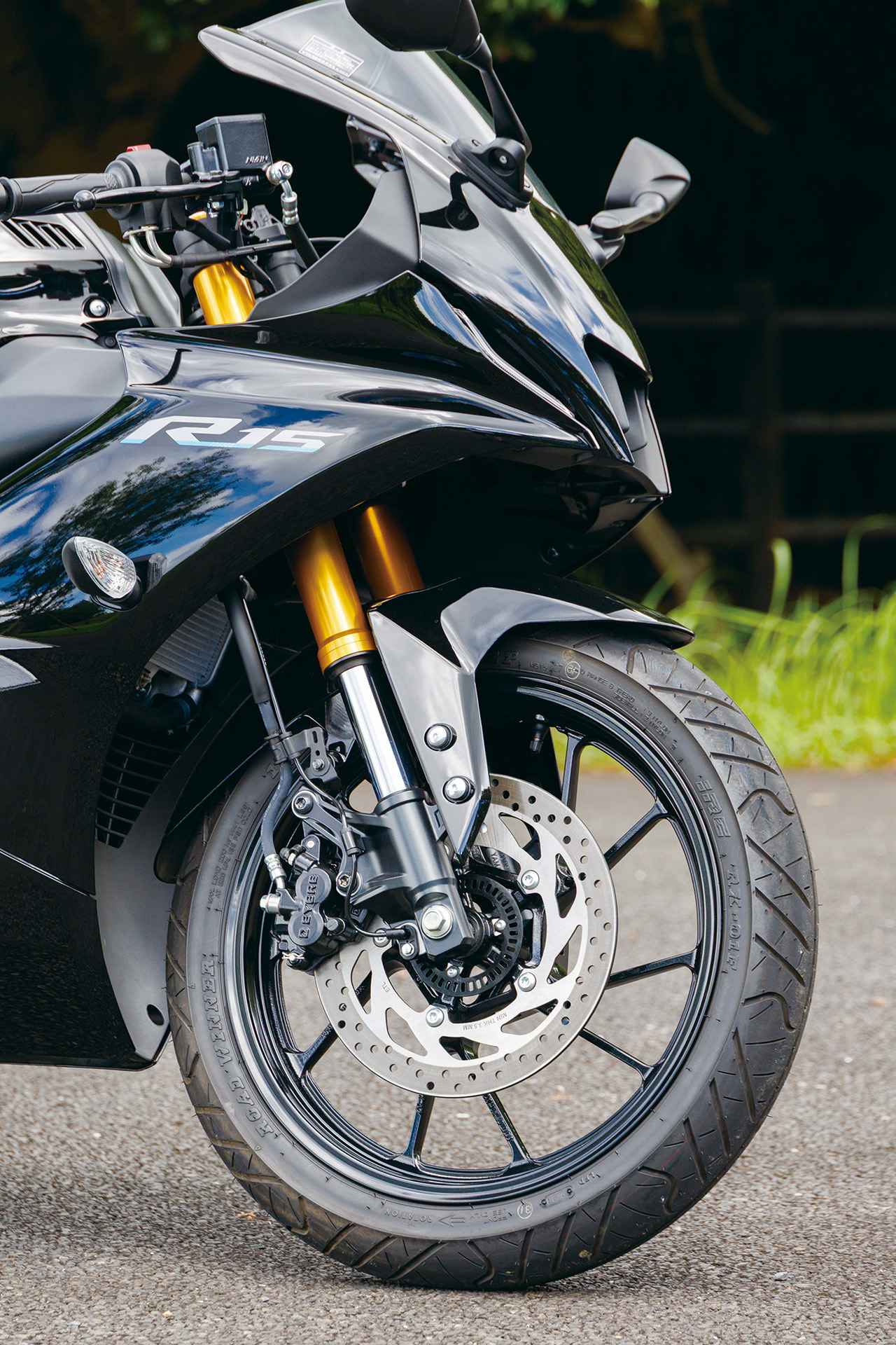 画像: フロントの足まわりにはΦ37mmの倒立フォーク、ブレーキはΦ282mmディスクとBYBRE製キャリパーの組み合わせで、確実な制動力を確保。