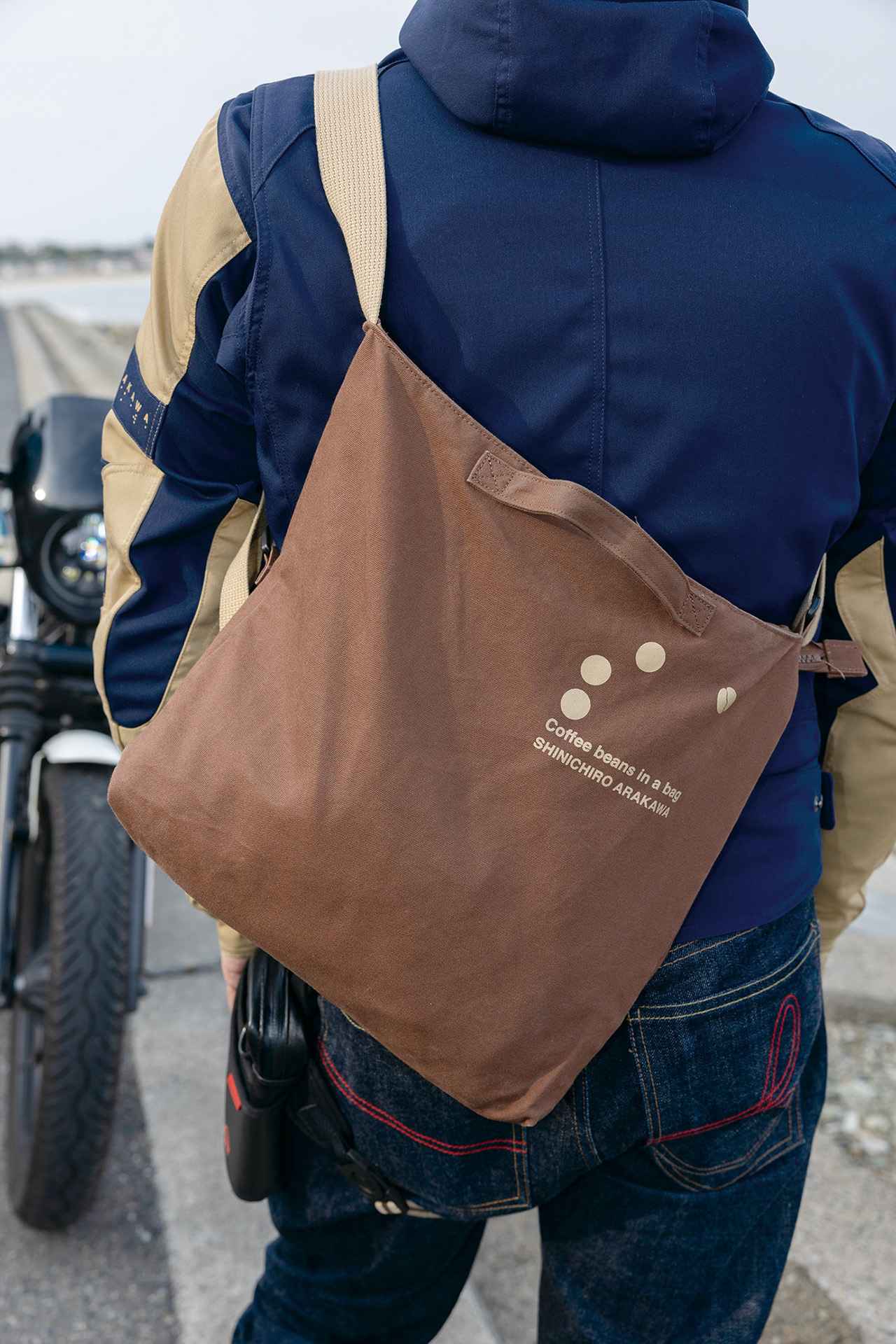 画像: バイクでコーヒー豆をピックアップする際に便利なショルダーベルト付きの防水コットンバッグ。