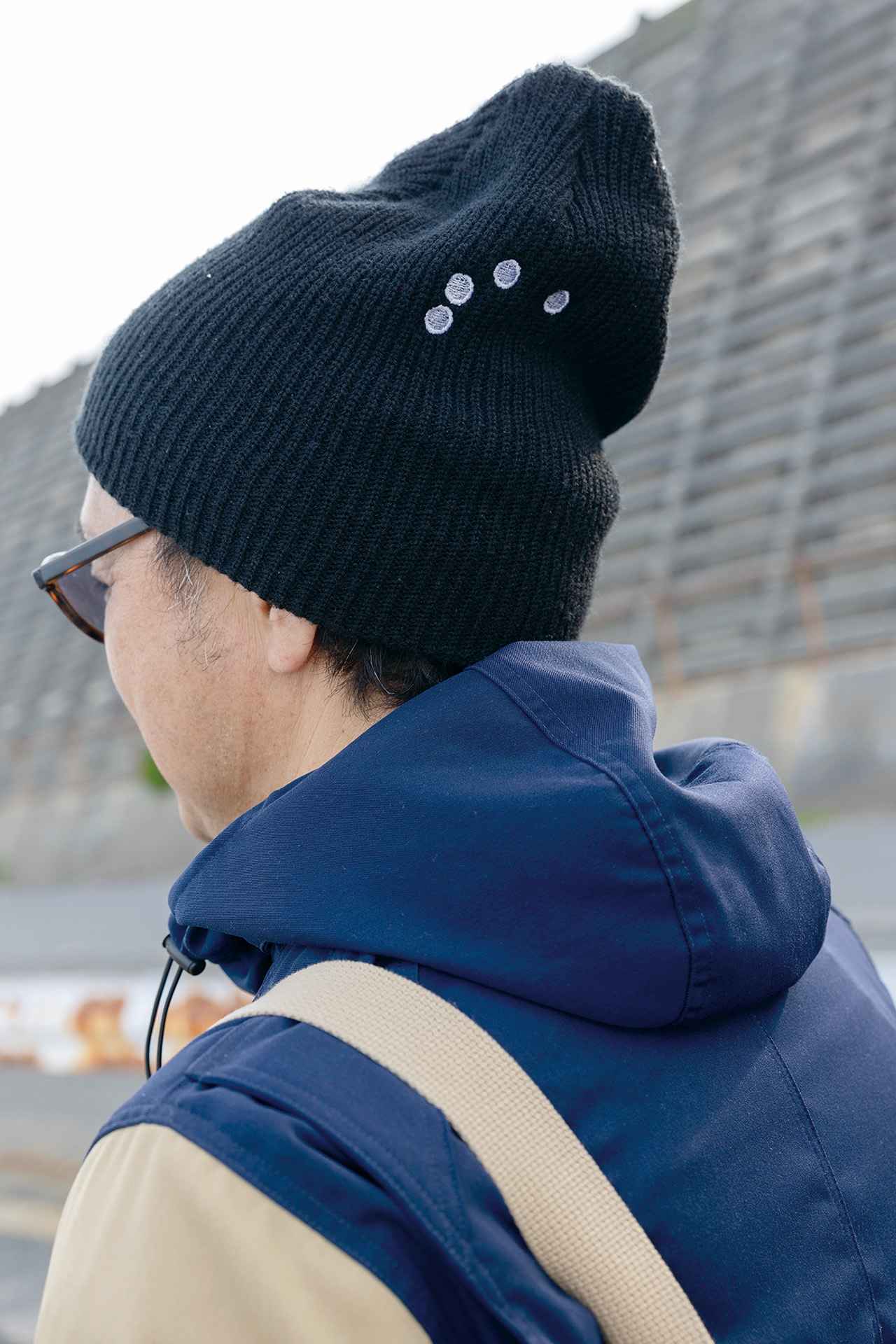 画像: ライダーの必需品とも言えるニットキャップ。水玉模様は「SA」の点字です。