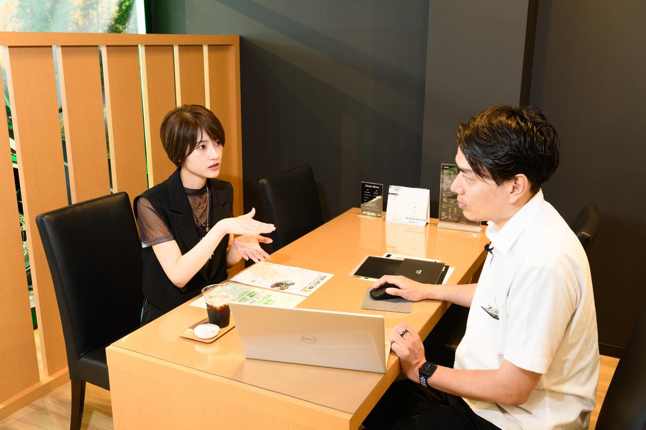 画像: 一旦質問し始めると、強制終了するまで止まらなくなる若月さん。これは過去のwebオートバイの動画撮影で分かっていたことですが、この日はカワサキプラザスタッフが質問攻めのターゲットとなりましたw。