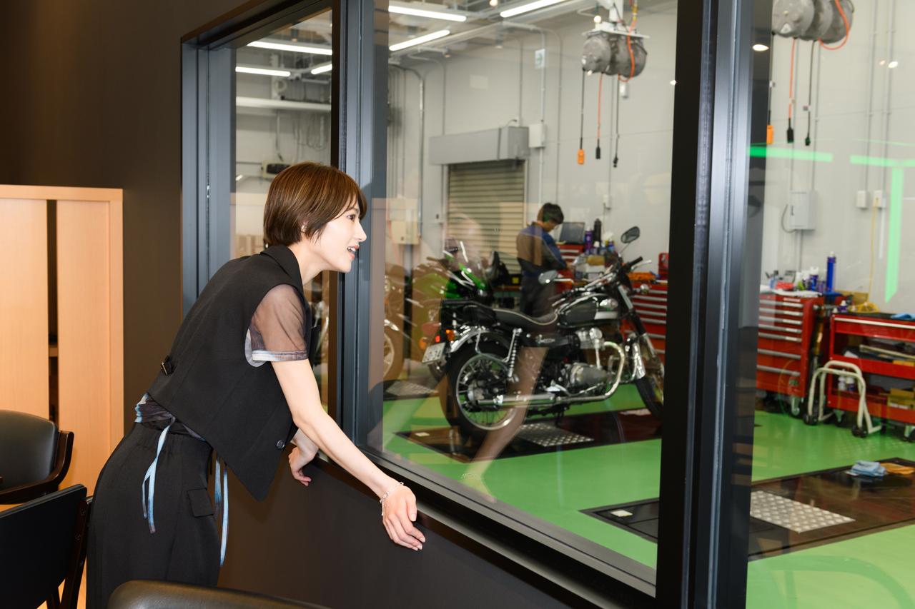 画像: 購入契約が終わったあとは、整備スペースの見学に夢中。「定期点検のとき、1人でここまで来られるかな…」という独り言は、周囲のスタッフ全員が聞いていました。