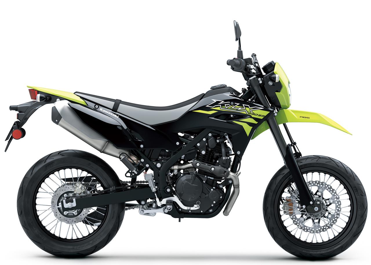 画像1: カワサキ「KLX230SM」の2026年モデルは新カラーを採用！ 目を引くネオングリーンとモノトーンの2色でアグレッシブさが引き立つスタイルに