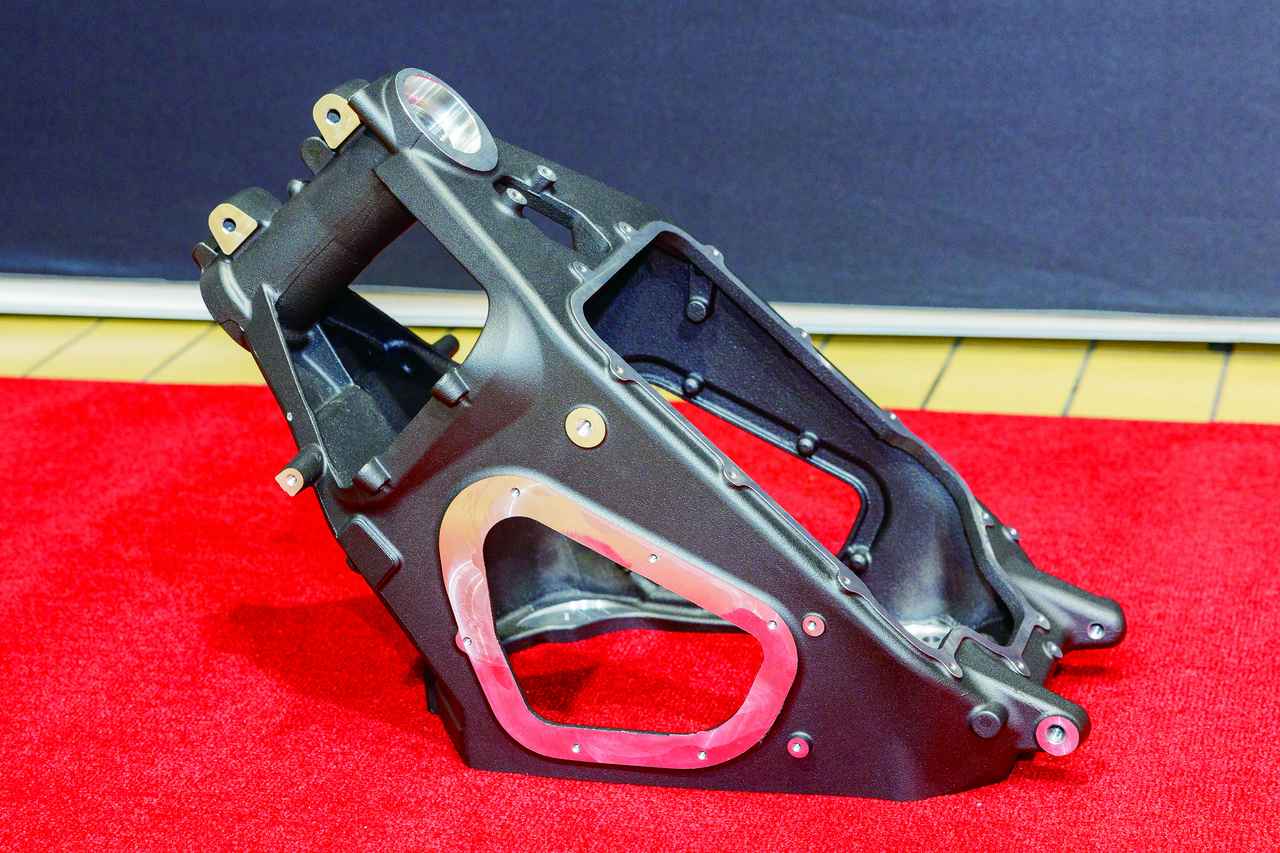 画像: 独自の車体構成の要となるモノコック構造のフロントフレーム。排気量890ccのバイクのフレームとは思えないほどコンパクトで、重量は4kgほど。エンジン上部に4本のボルトでマウントされ、エアボックスも兼ねる合理的なつくりを見せる。新型は横方向の剛性を大幅に落とすため、穴だらけの形状となった。写真はムルティストラーダV2用だが、パニガーレV2もほぼ同形状。